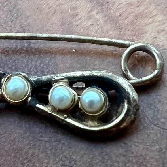 Vintage Safety Pin Brooch Bow Pearls Silver Tone Pin Accent Jewelry Accessory - Picture 2 of 8